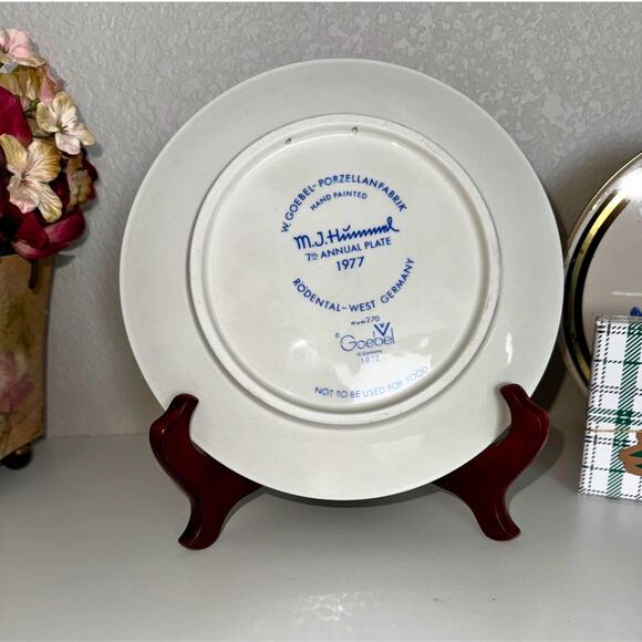 1977 Goebel M.J. Hummel Annual Collector Plate • Boy in Apple Tree - Picture 6 of 6